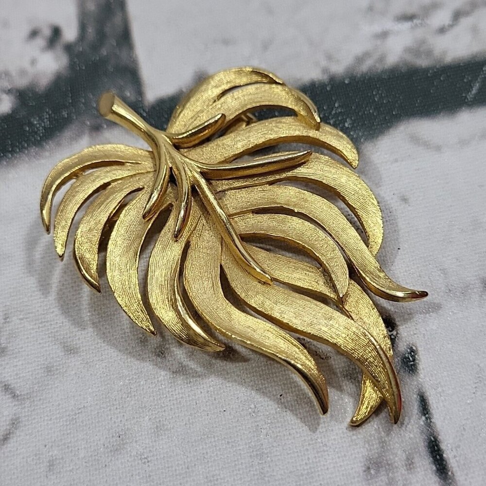 Vintage Gold Tone leaf Brooch Large Brushed Pin Mid century modern Floral